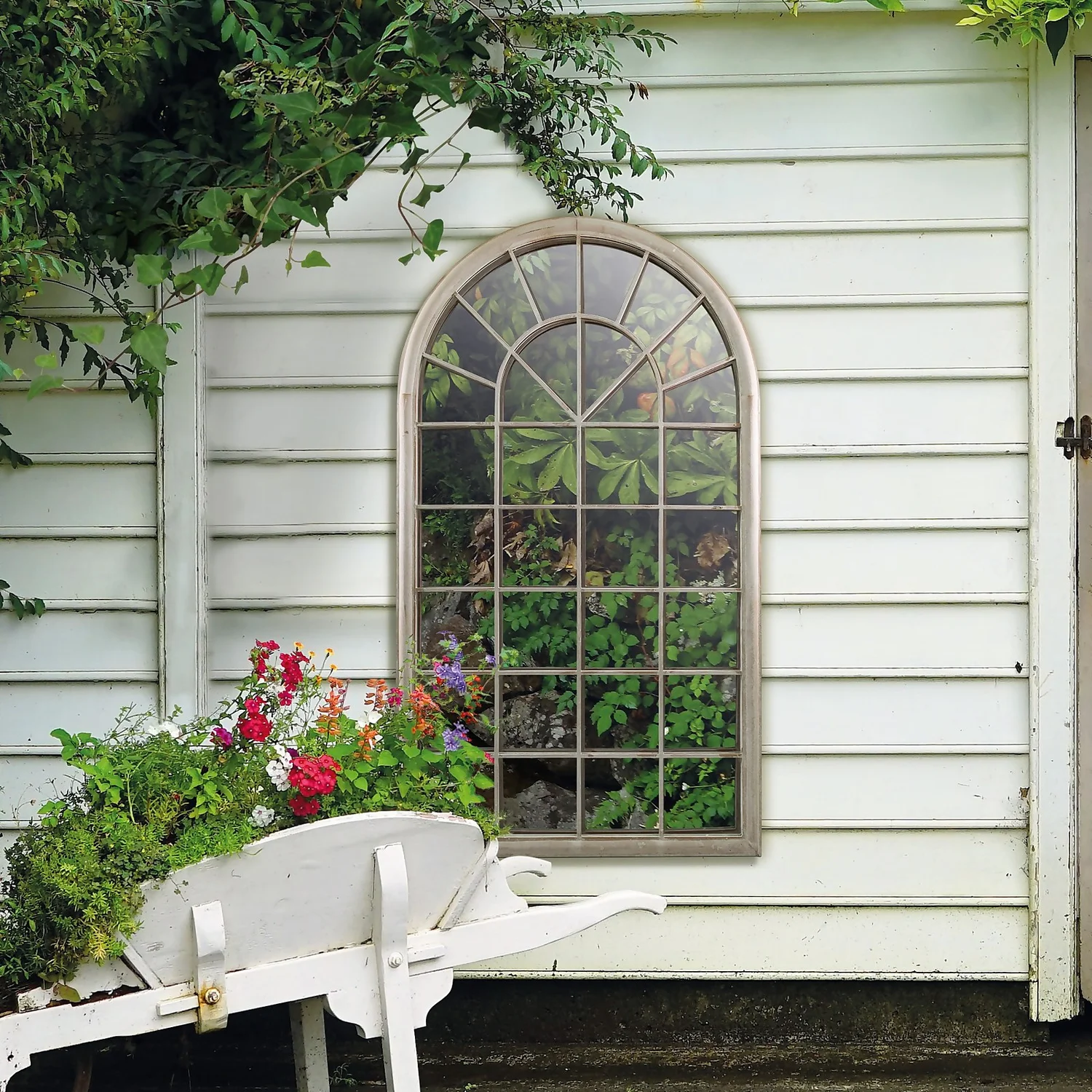 MirrorOutlet Somerley Eden Country Arch Large Metal Garden Mirror - 129x76cm 6 MirrorOutlet Somerley Eden Country Arch Large Metal Garden Mirror - 129x76cm - Image 4